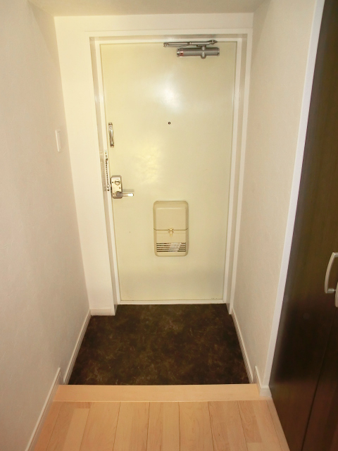 大理石柄のタイルが高級感ある玄関