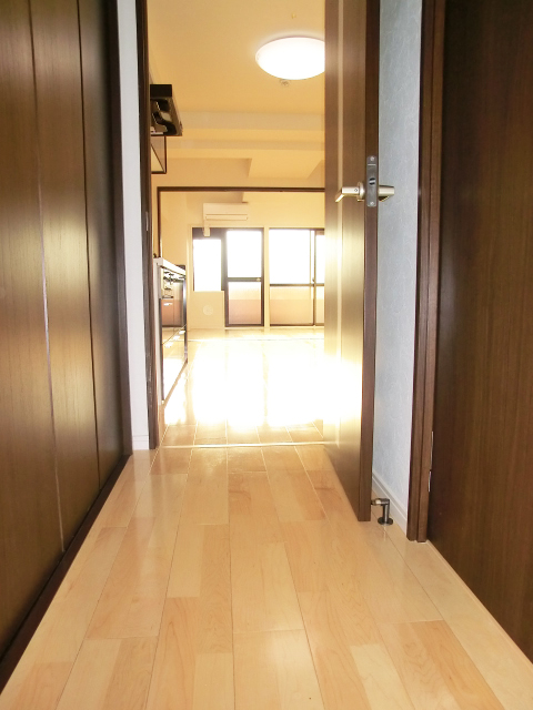 廊下の奥はリビングキッチン～洋室です