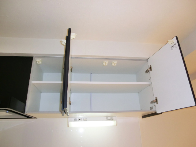 上部には耐震ラッチ付吊戸棚