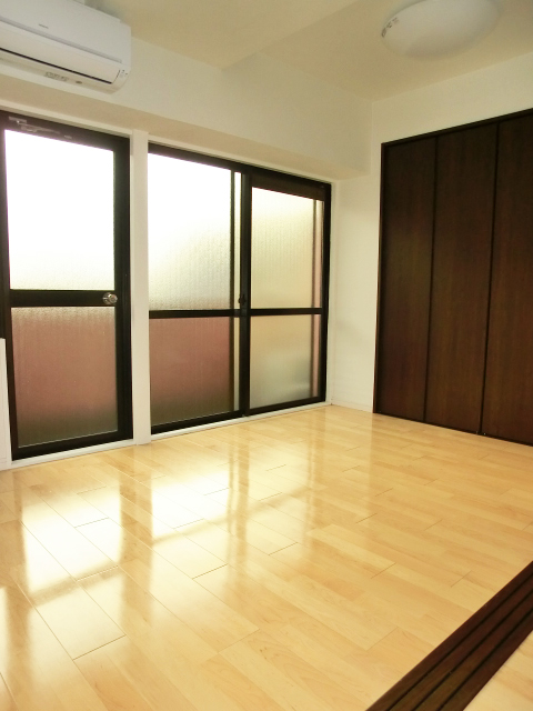 ダイニングキッチンと引き戸でつながる洋室