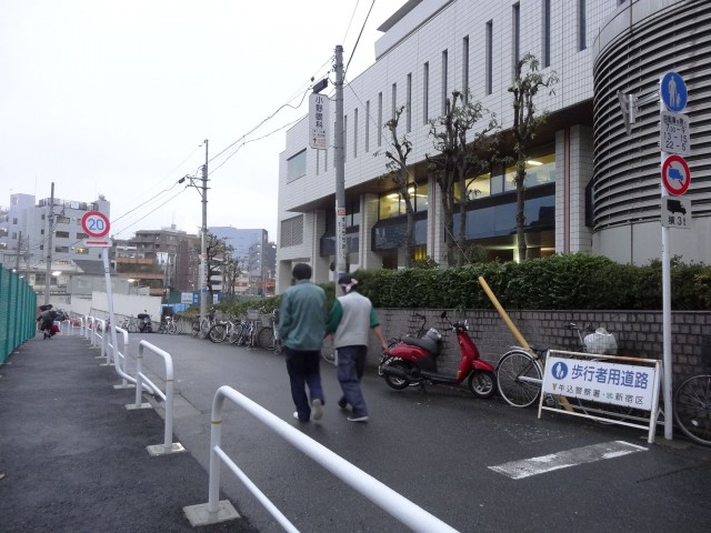 飯田橋第1パークファミリア　厚生年金病院脇の道