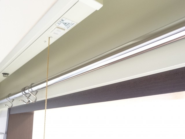 キッチン上にはポールとフック付き