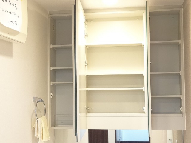 3面鏡の裏は収納です。