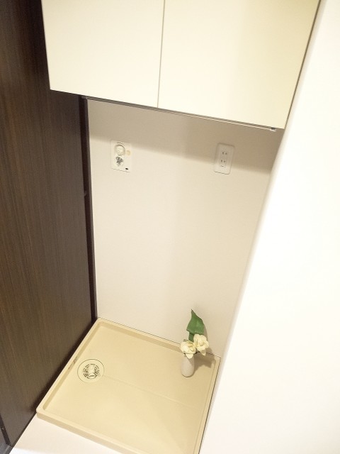 上に棚がある洗濯機置場