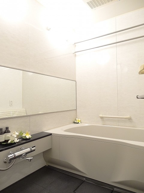 追い焚きと浴室乾燥機付きのバスルーム