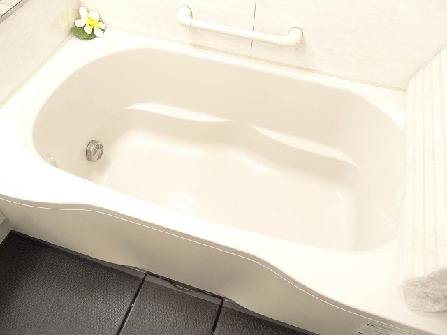 バスタブの横に手すりあります。