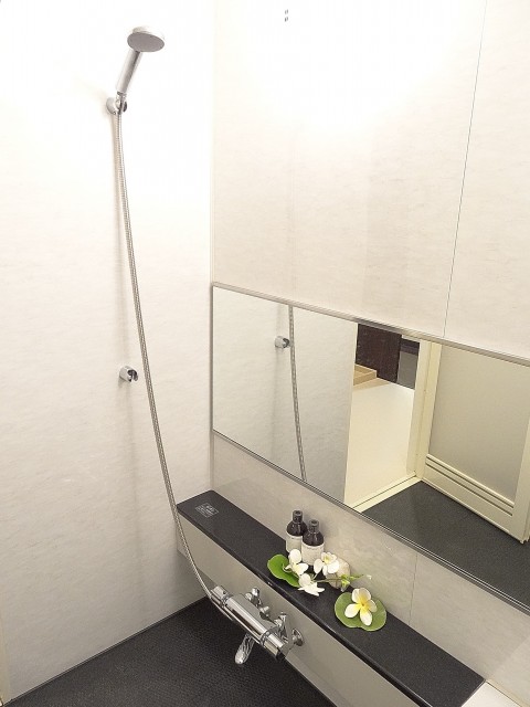 追い焚きと浴室乾燥機付きのバスルーム