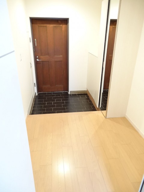 陽輪台松濤　玄関ホール