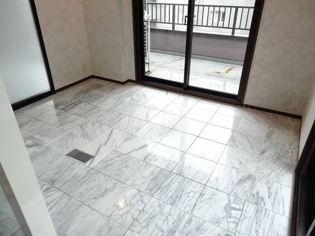 グレイス高輪一丁目1番　床は大理石