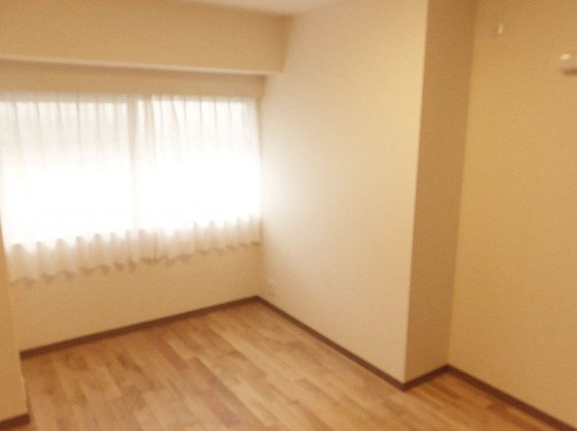 初台中央マンション　約6.2帖の洋室