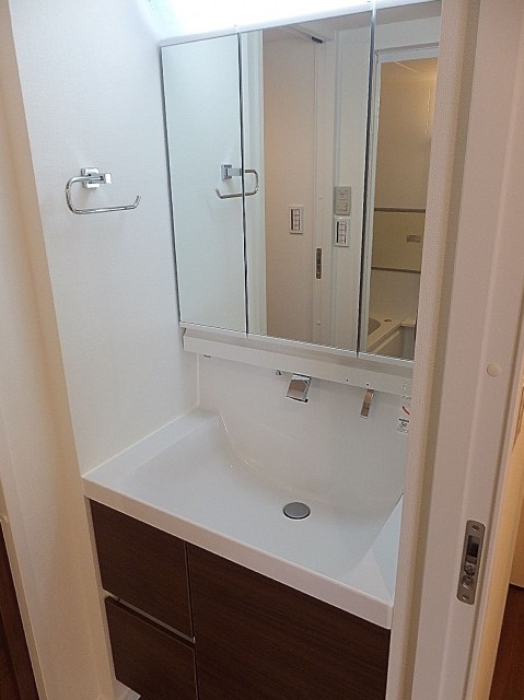 初台ハイホーム　洗面化粧台