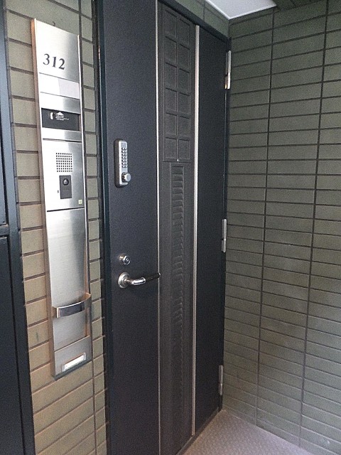 菱和パレス西麻布　玄関前