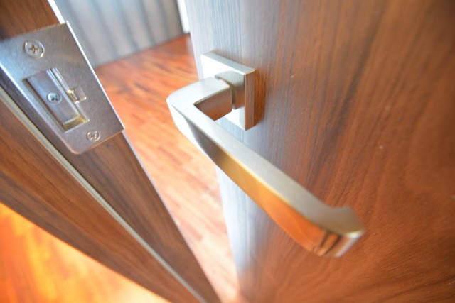 芦花公園ヒミコマンション　洋室の扉
