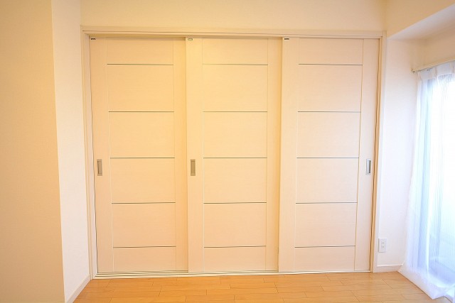 古河松原マンション　3枚の引き戸905