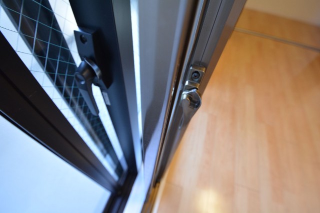 ライオンズマンション北千束　扉は二重サッシ