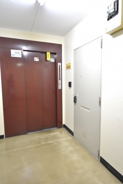 芦花公園ヒミコマンション　　玄関前701