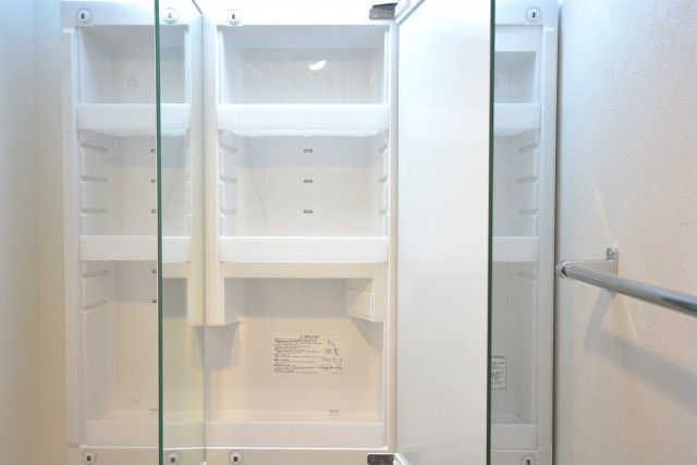 古河松原マンション　洗面化粧台の鏡ウラ収納