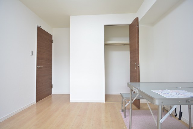 古河松原マンション　約5.6畳の洋室のクローゼット