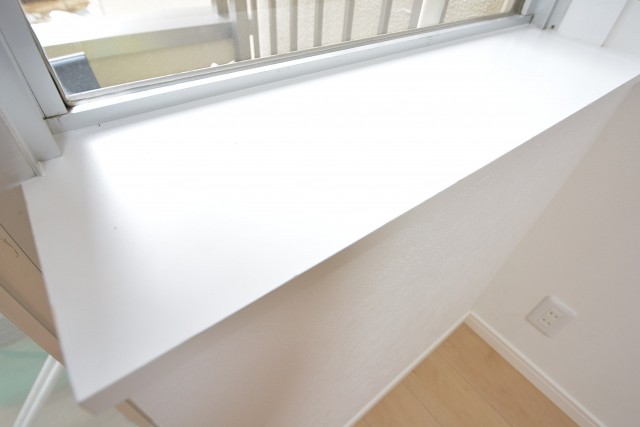 古河松原マンション　約4.1畳の洋室の窓際カウンター