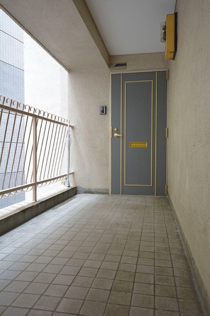 マンション都立大　玄関前