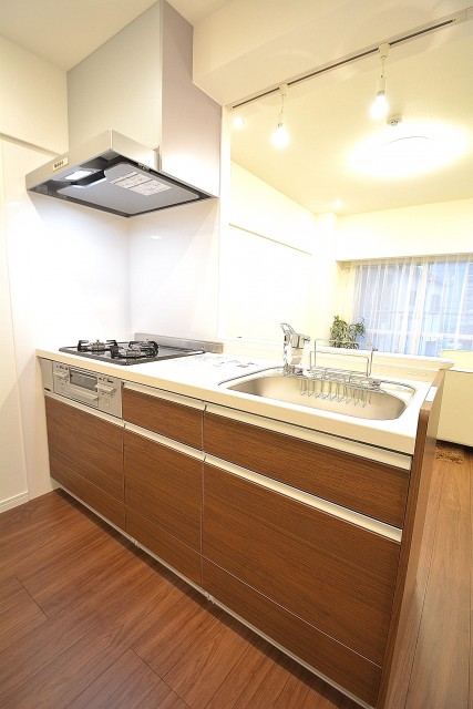 飯田橋第1パークファミリア　木目柄のシステムキッチン
