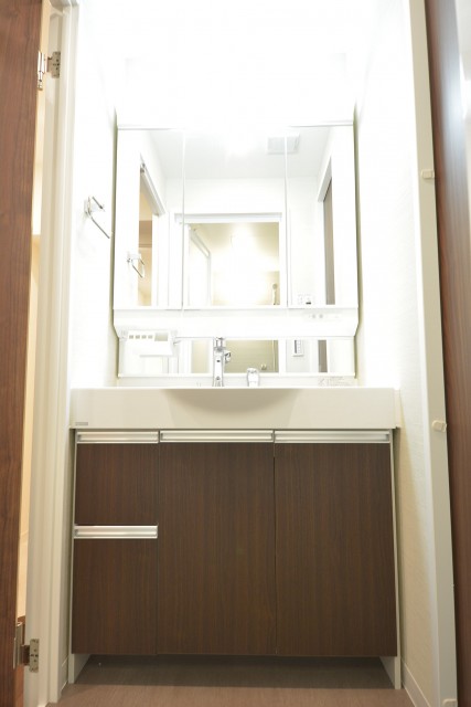 飯田橋第1パークファミリア　4面鏡の洗面化粧台
