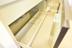 リシェ五反田スカイビュー　システムキッチンの収納は大割りの引き出しタイプ