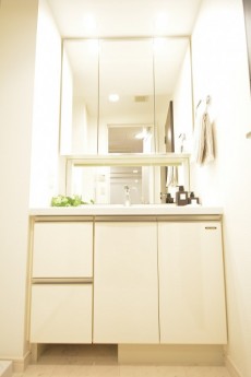 リシェ五反田スカイビュー　4面鏡の洗面化粧台