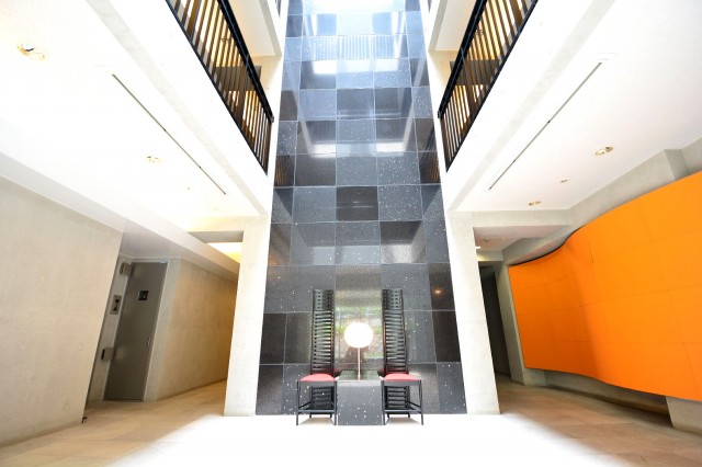 ピアースコード代々木参宮橋　共用部にはカッシーナチェア