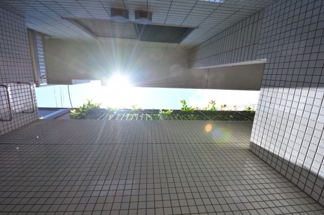 ピアースコード代々木参宮橋　バルコニーから上を見る