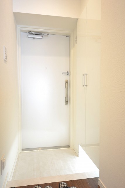 白一色の明るい玄関ホール