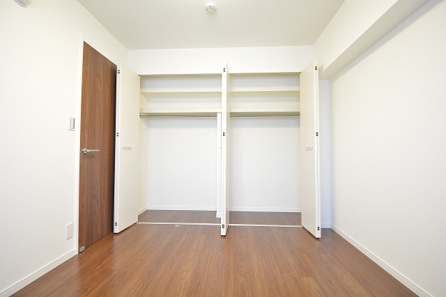 約5.8畳の洋室のクローゼット