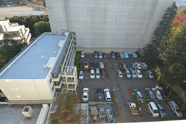 バルコニーの眼下は駐車場