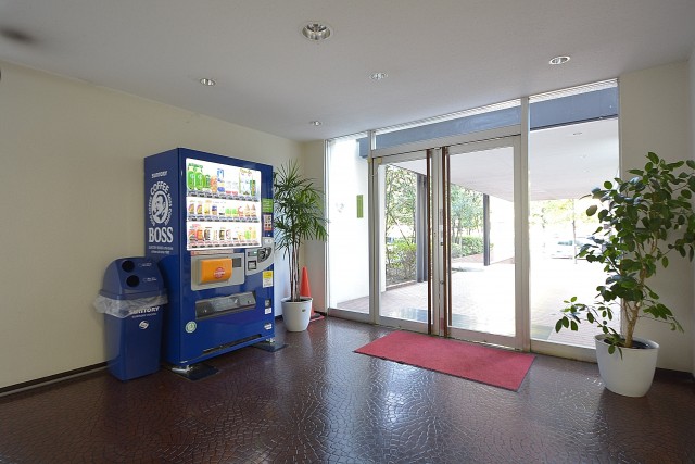 パシフィック馬事公苑前　エントトランス内部には自販機あります。