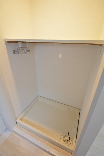 上に棚板のついた洗濯機置場