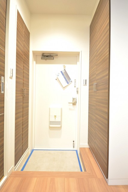 両脇に収納のある玄関