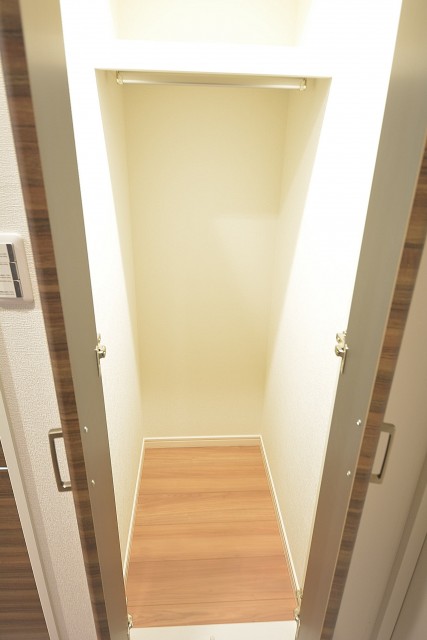 ハンガーポールのある収納