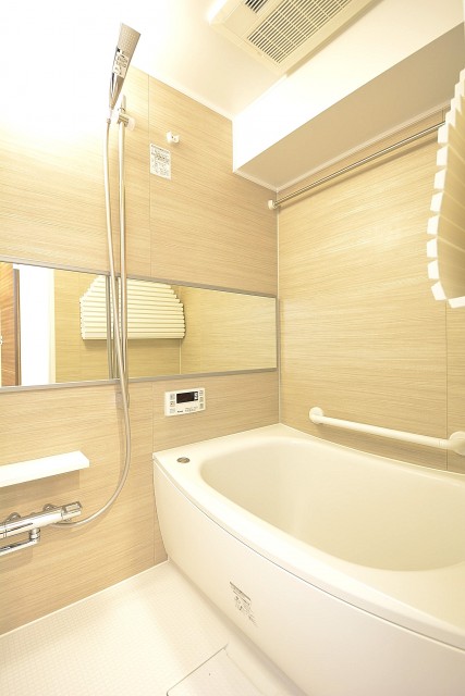 追い焚きと浴室換気乾燥機能付きバスルーム