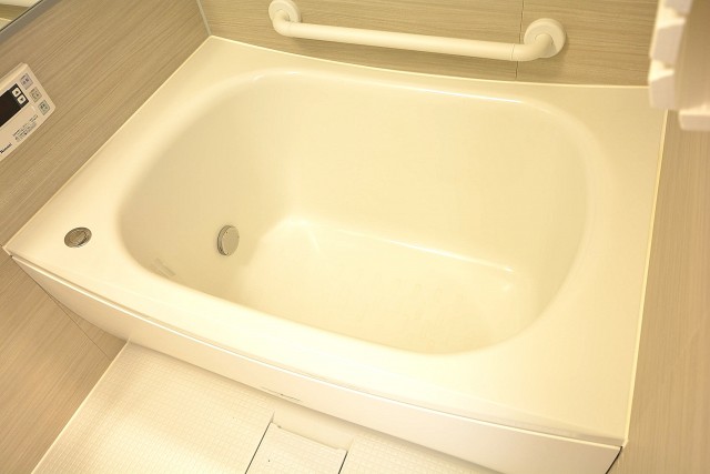 追い焚きと浴室換気乾燥機能付きバスルーム