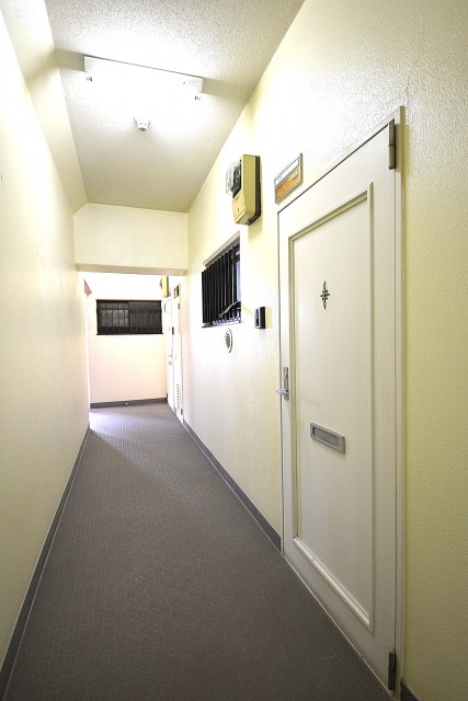 玄関前は壁です