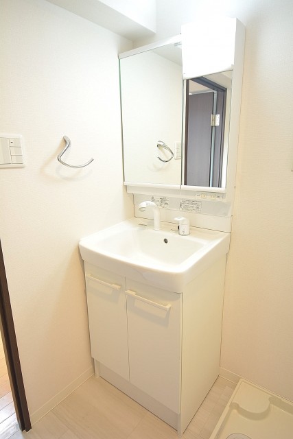 鏡の裏が収納になっている洗面化粧台