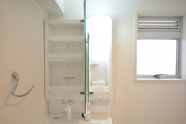 洗面室には窓もあります