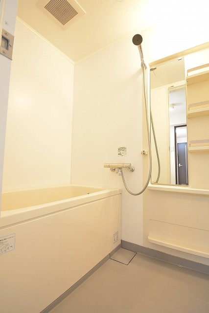 白基調の明るいバスルーム