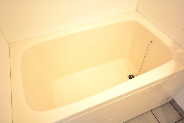 白基調の明るいバスルーム