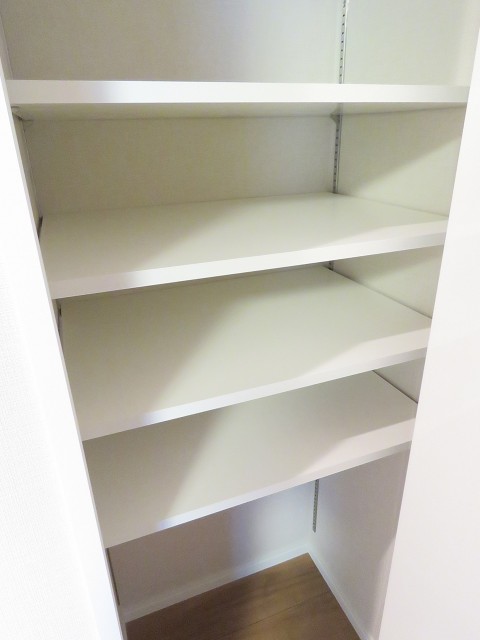 マンション白金台　廊下の物入れ