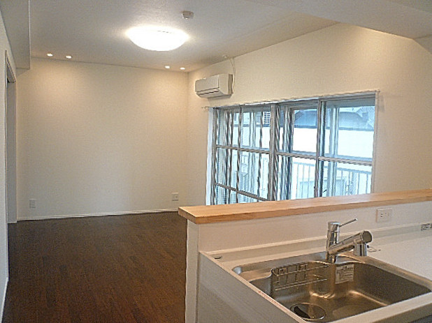 青山アジアマンション　リビングダイニング約9.5帖