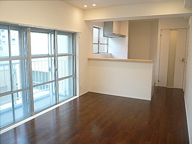 青山アジアマンション　リビングダイニング約9.5帖