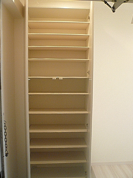 ライオンズマンショングリーン白金　玄関収納