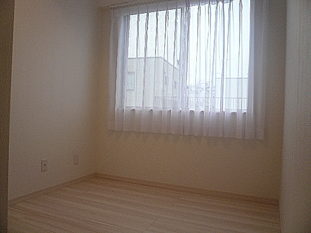 ライオンズマンショングリーン白金　洋室約4.5帖