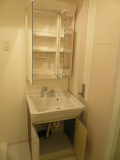 ライオンズマンショングリーン白金　洗面化粧台